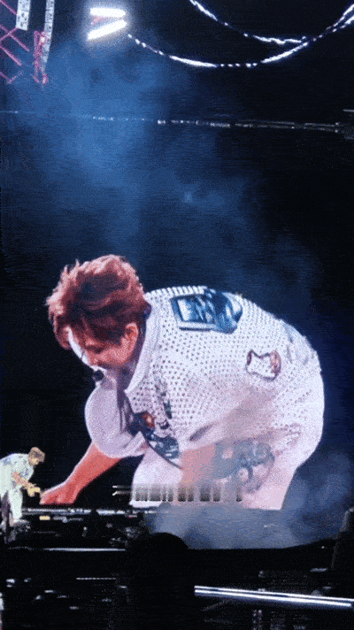 吃到早茶的汪苏泷眼泪从嘴巴流了下来 广州早茶一登场，汪苏泷眼睛都亮了，接过点心时