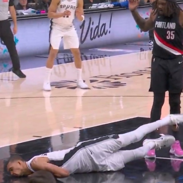 Shams：文班亚马触发脑震荡协议，本场比赛不会回归。开拓者机会来了开拓者vs马