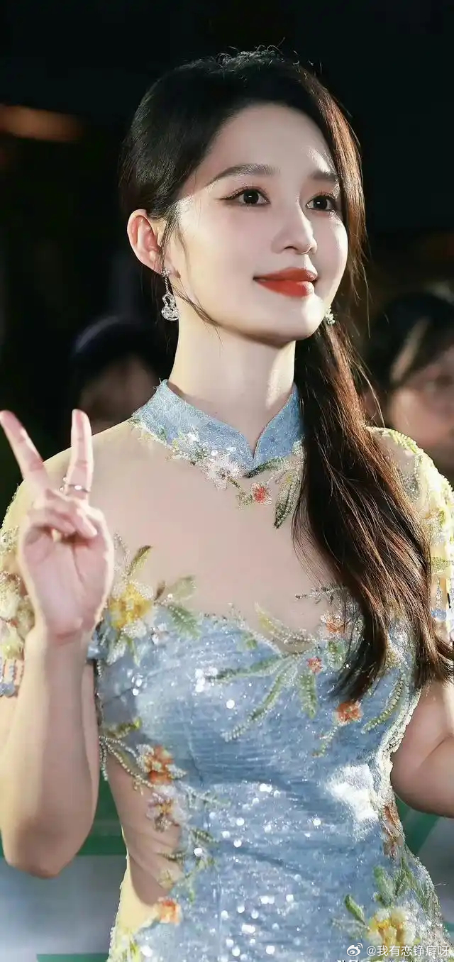 李沁的淡蓝旗袍，戳破了内娱的审美谎言，原来不靠露也能惊艳众人 