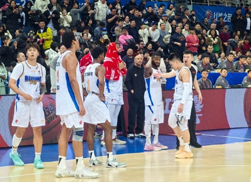 谁注意到，北京队末节落后10分有两人谈笑风生，球迷：人心散了
 
你能想象吗？第