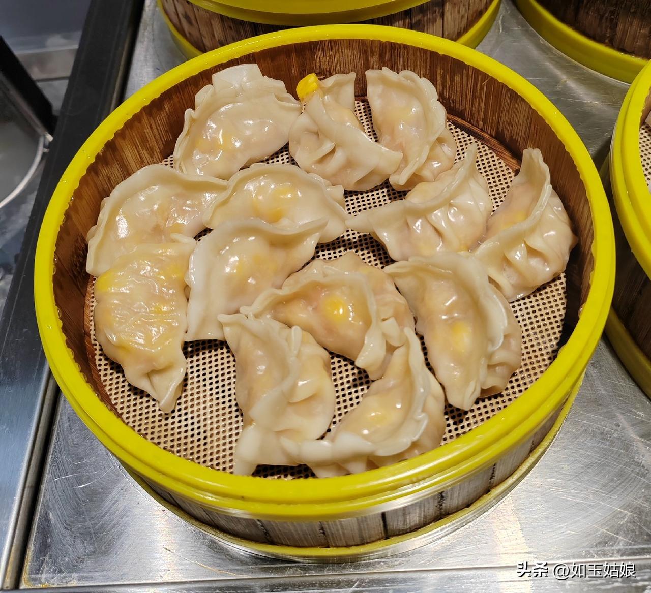 调馅时，我把鲜嫩的玉米粒和肥瘦相间的猪肉剁在一起，加了生抽、蚝油、盐、花椒粉等调