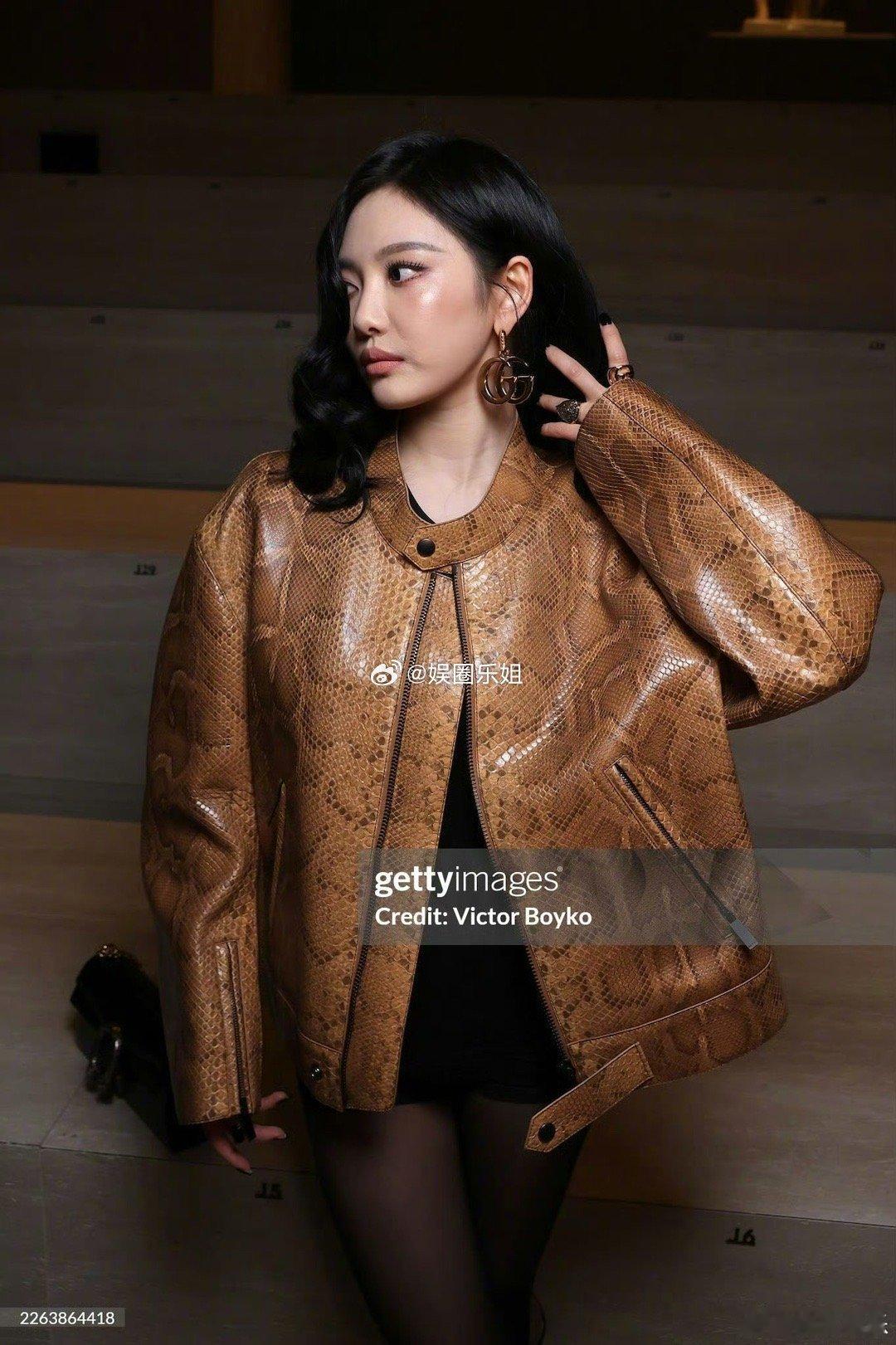 宁宁这G社生图太绝了！女王范儿溢出屏幕了！小小年纪时尚驾驭能力超强👍宁艺卓蛇纹