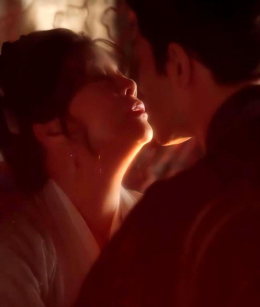 75岁的刘晓庆，短剧里演少女，还空降吻戏，这事，懂的都懂。
 
编剧连夜改，镜头