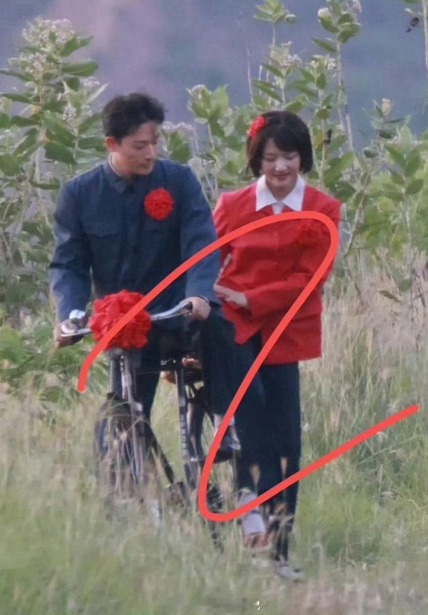 刷到柿柿如意路透，我竟然觉得，张晚意和任敏二搭的效果，比一搭的好。年代文都在舒适
