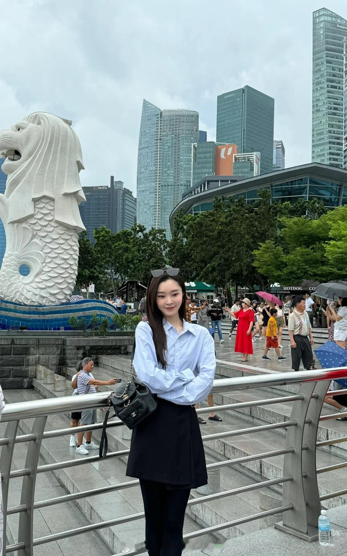 网友今日新加坡偶遇宋轶，她在人群中白得发光🌟~ ​​​
