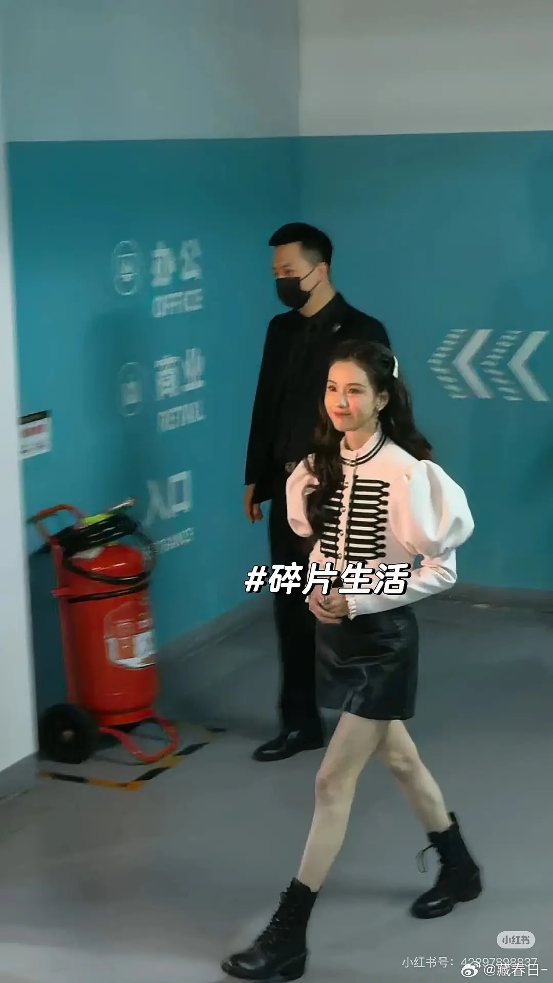 月鳞绮纪追剧团生图来了鞠婧祎 陈都灵 曾舜晞 田嘉瑞 感觉大家状态都还不错！ 