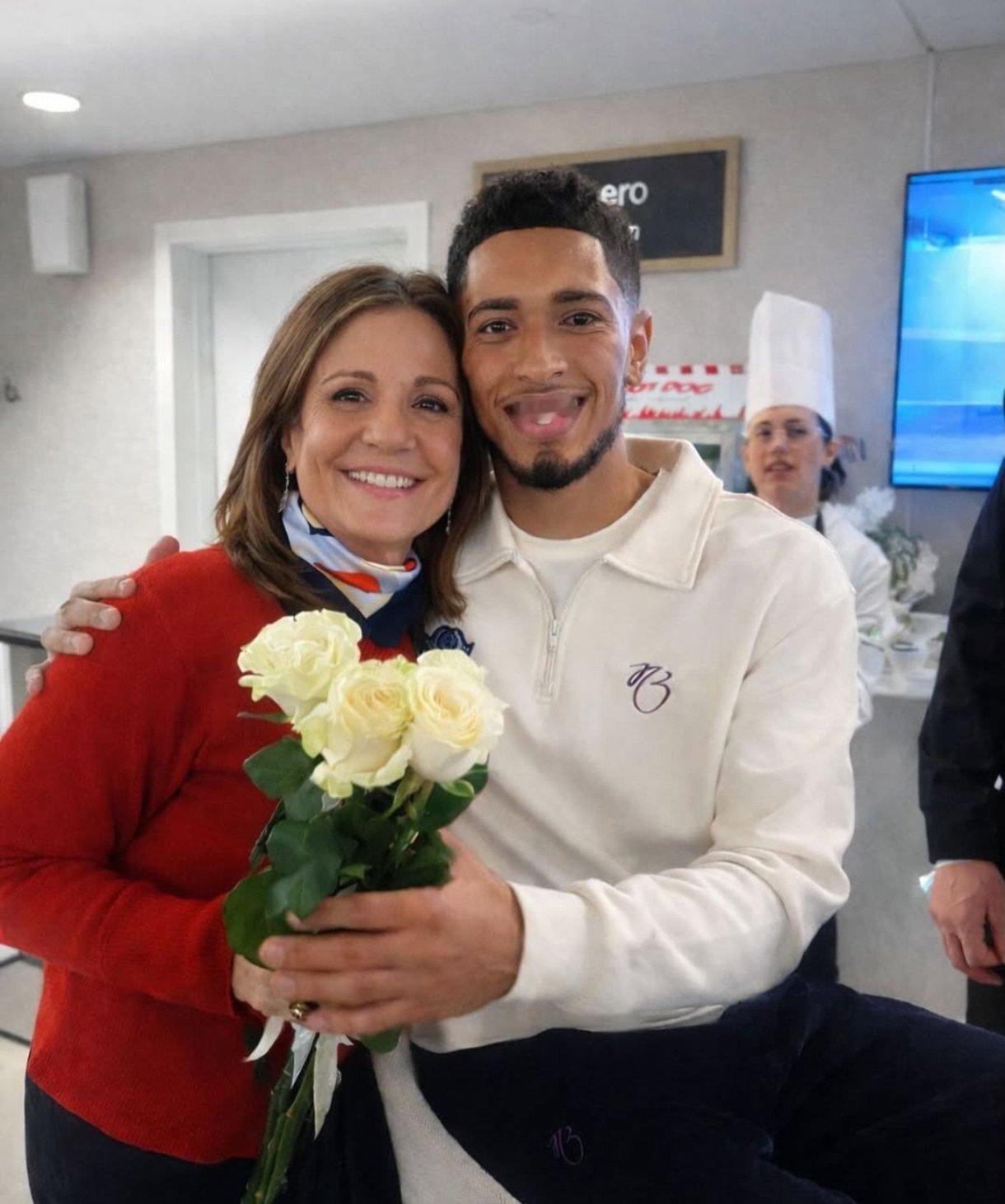 贝林厄姆和阿韦洛亚的妈妈合照halamadrid