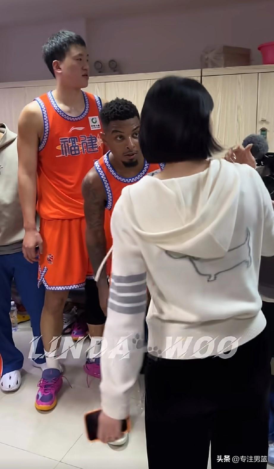 福建男篮老总说要发3倍奖金！！！
皮特森探头仔细听！[捂脸]
皮特森：真的5倍吗