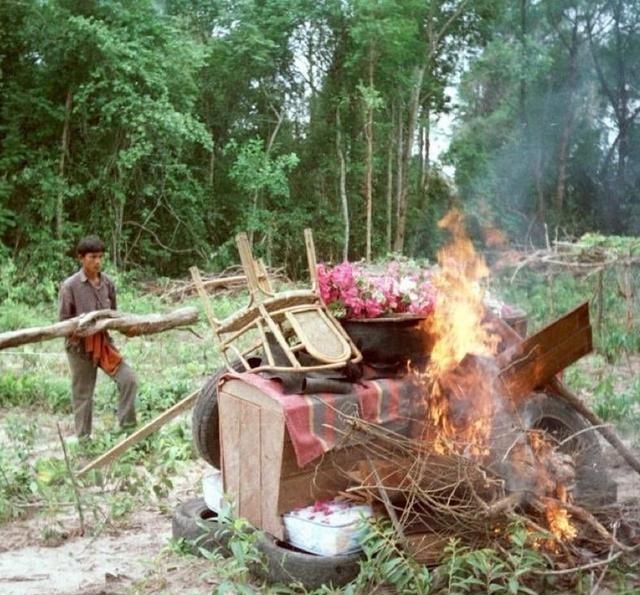 1998年， 柬埔寨 “风云人物”布尔布特被火化时，一张罕见的镜头，他当年权势滔