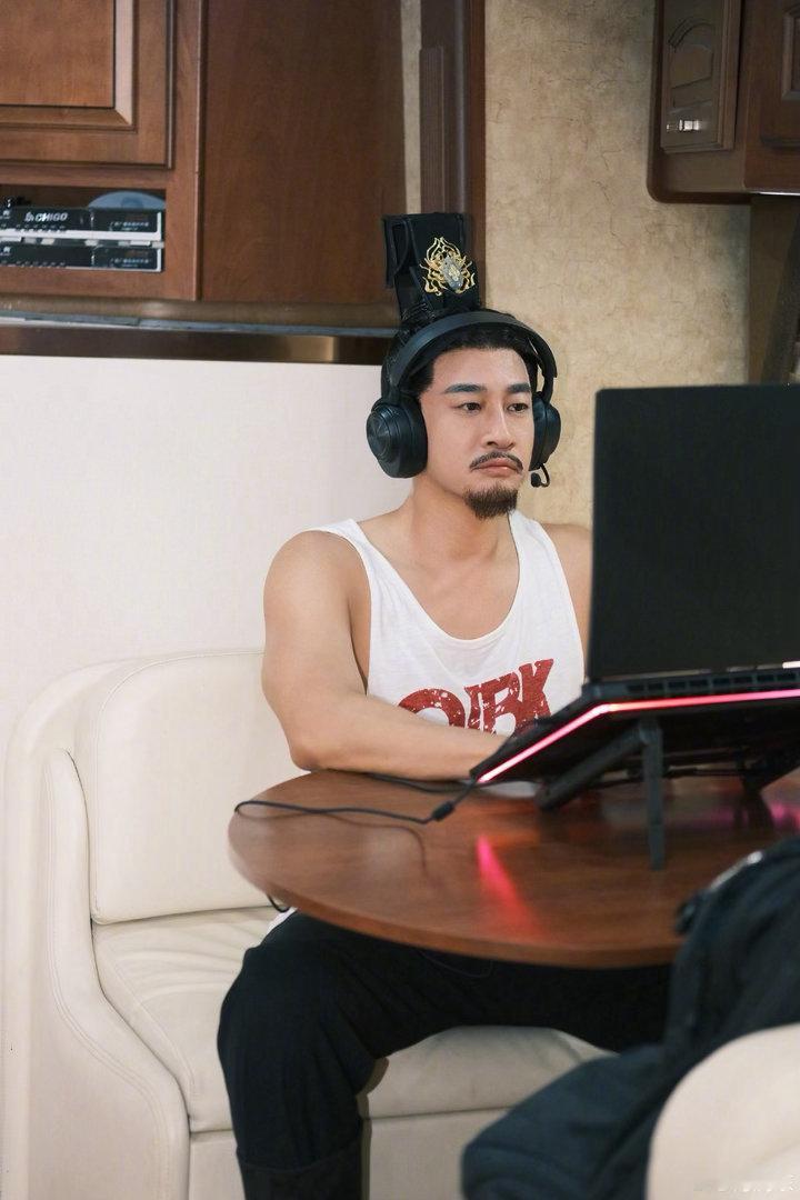 何润东雀骨下线还是上线何润东下线还是上线谢怀归结局揭晓！何润东《雀骨》角色下线。