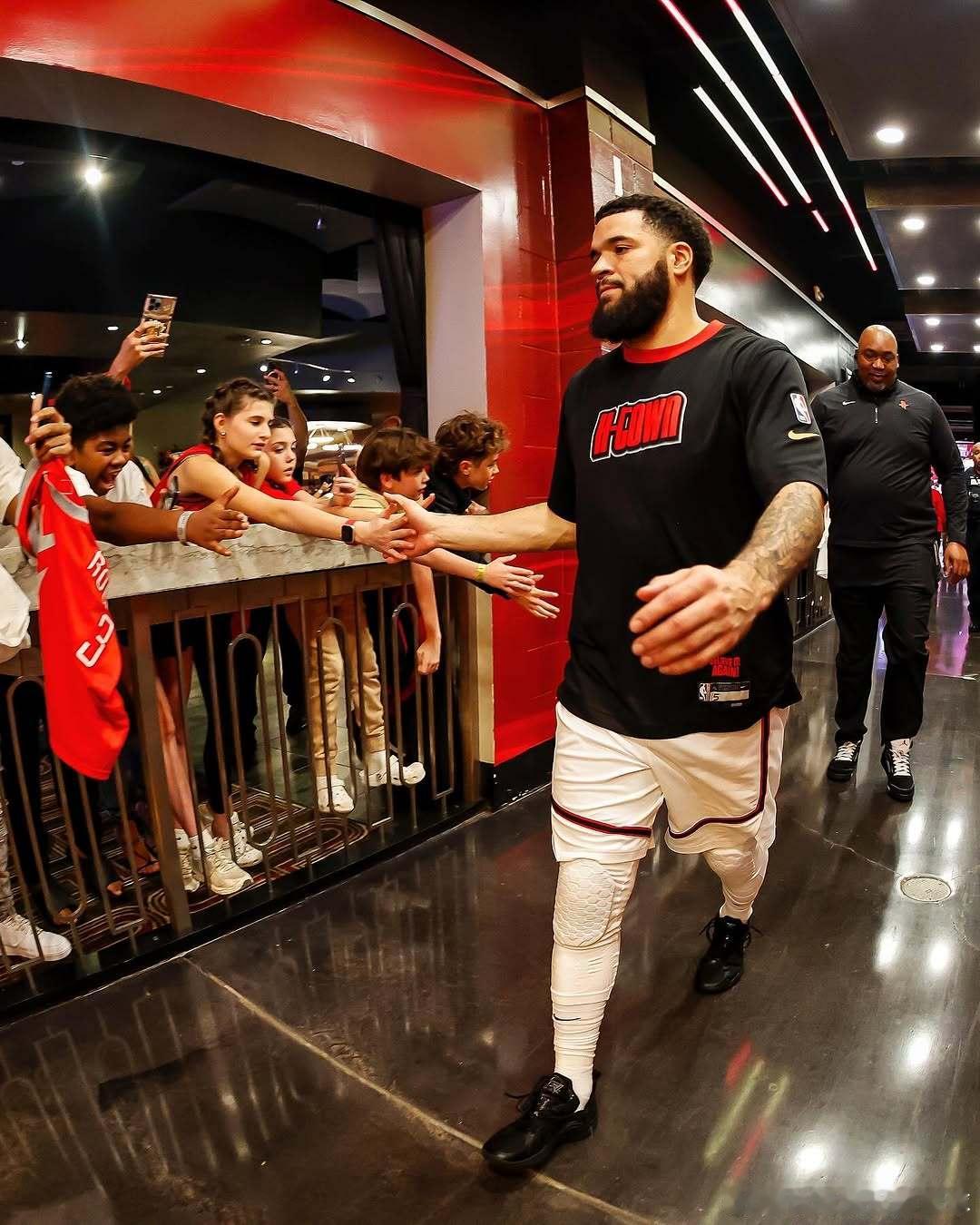 【卧槽！！！！！】据ESPN名记Shams报道，休斯顿火箭队后卫范弗里特遭遇前十