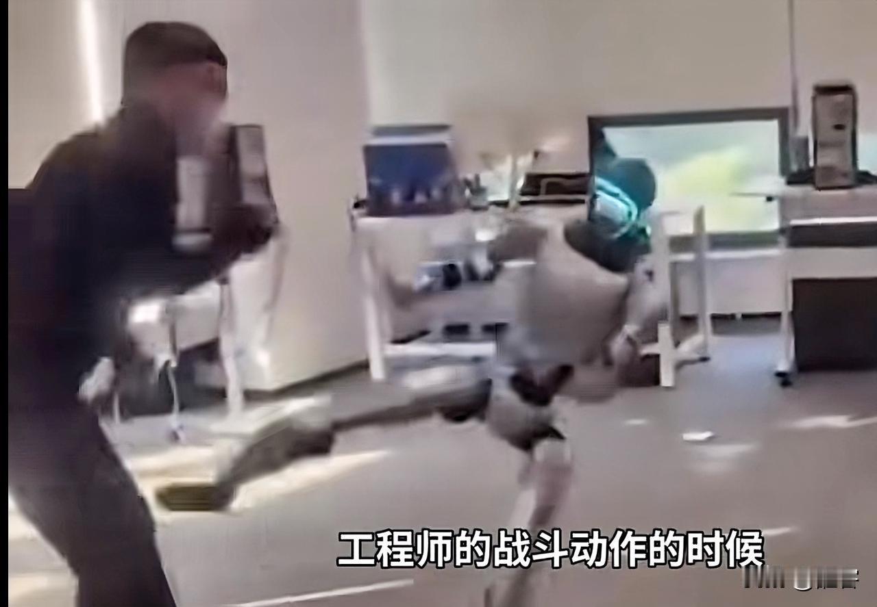 本周末最火的画面。 宇树机器人的意外造就了不一样的流量，重点不在于机器人踢了人，