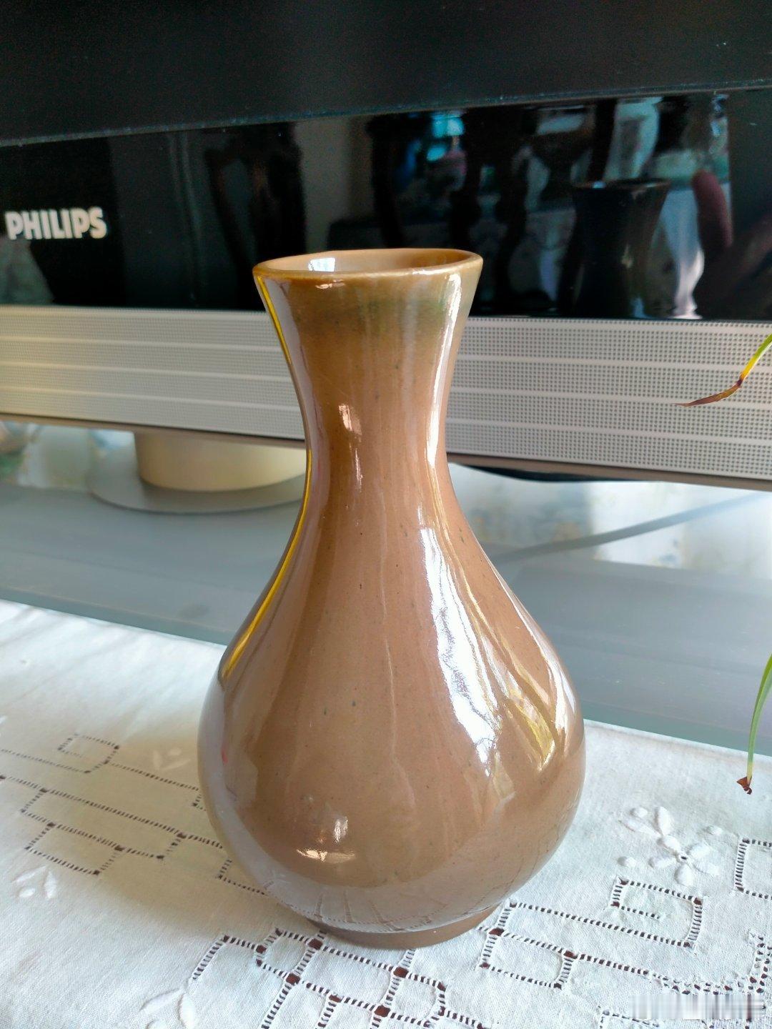 每周鉴赏收藏精品之唐代越窑玉壶春瓶        越窑青瓷历史悠久虽然是青瓷，但