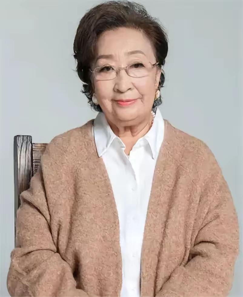 这位慈眉善目的老太太，小时候看过她演的，千万不要忘记，记忆犹新。至今难忘。认识这
