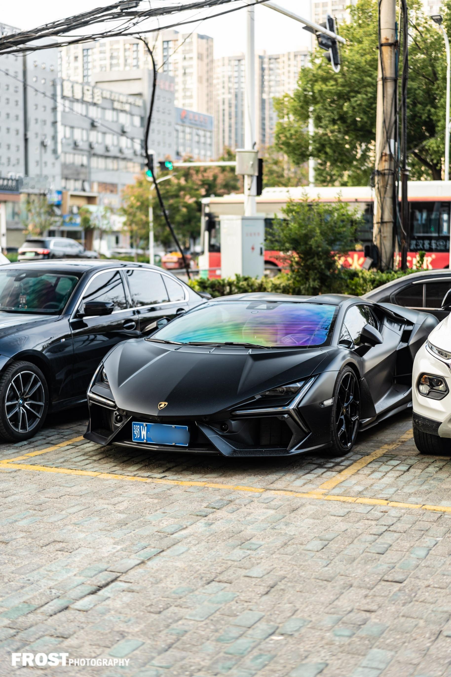 武汉是怎么了，一千多万人口的特大城市只落地了这一辆兰博基尼Revuelto ，能