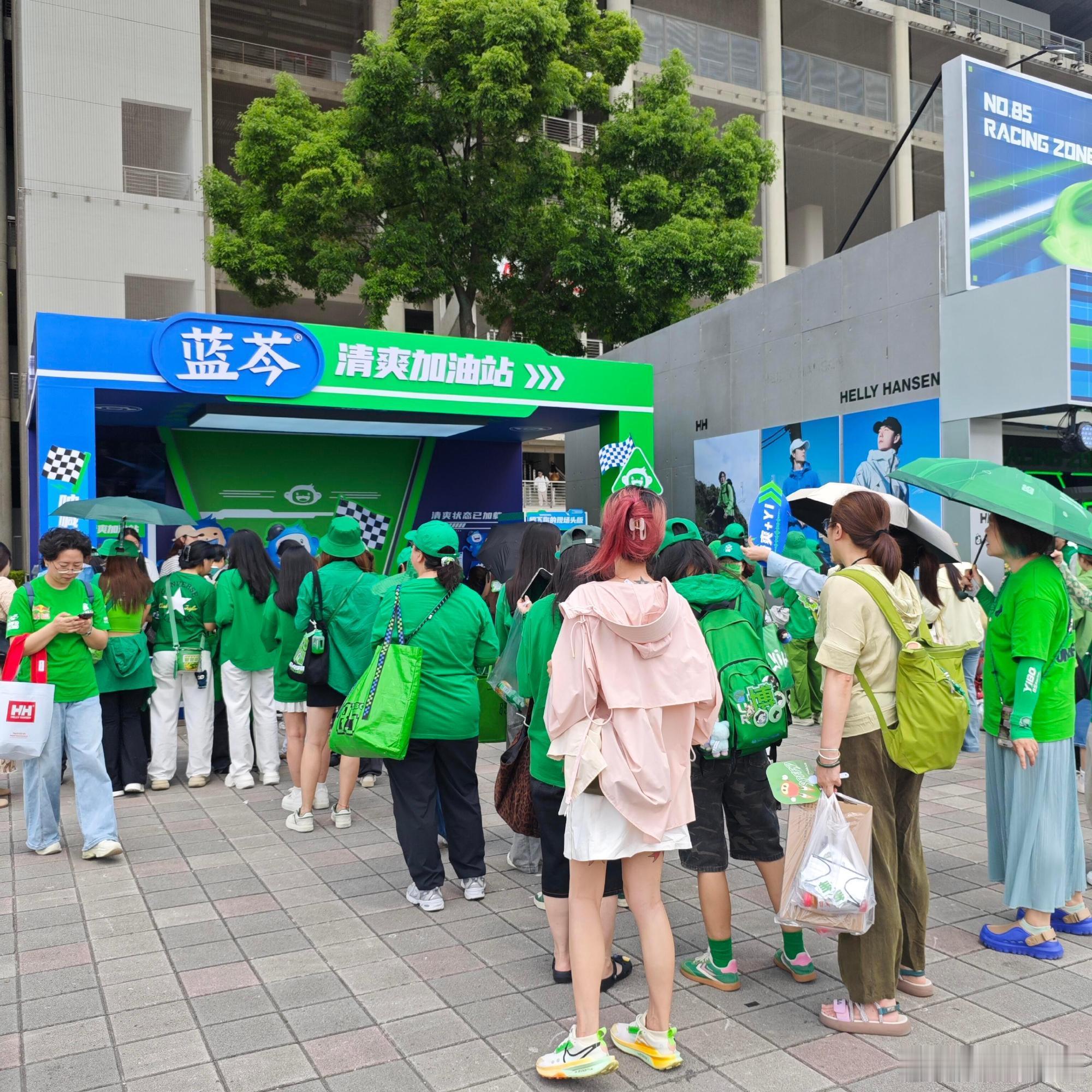 今天王一博ALO空降官宣，结果发现有个猴子急了！蓝芩在上海赛车时又是和小嗷交朋友