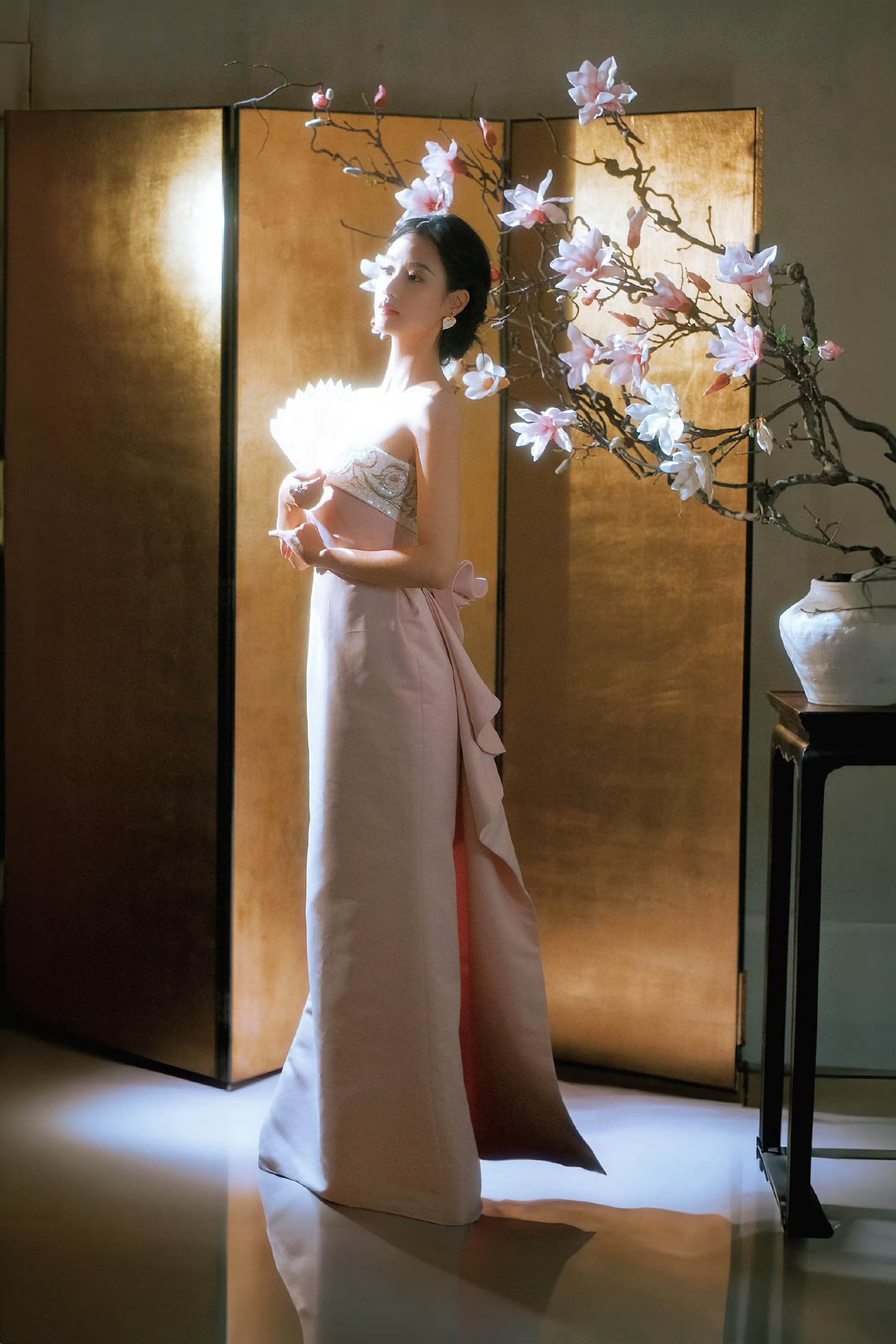 王小亿粉瓷美人报告！抓到一个穿越现场！王小亿哪里来的古风女子 这组图说是博物馆藏