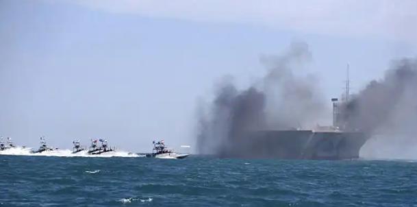 印度油轮莫名挨揍了。
 
谁也没想到，全球最关键的能源通道霍尔木兹海峡，突然上演