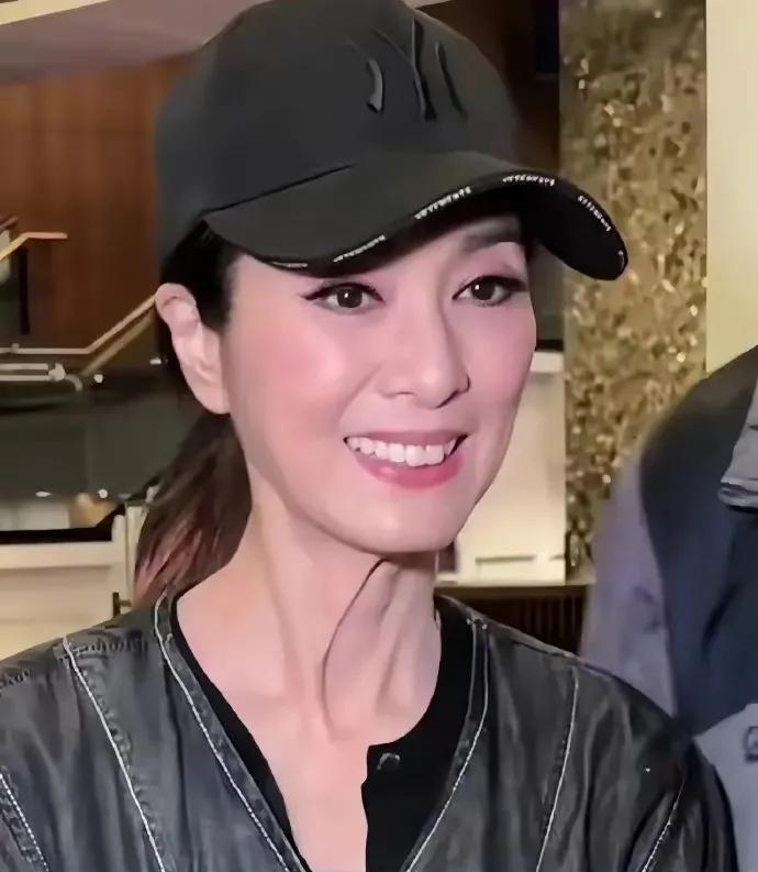 这是网友发米雪近照，真的不敢相信，这是近70岁人的面容，脸上一点皱纹都没有，真是