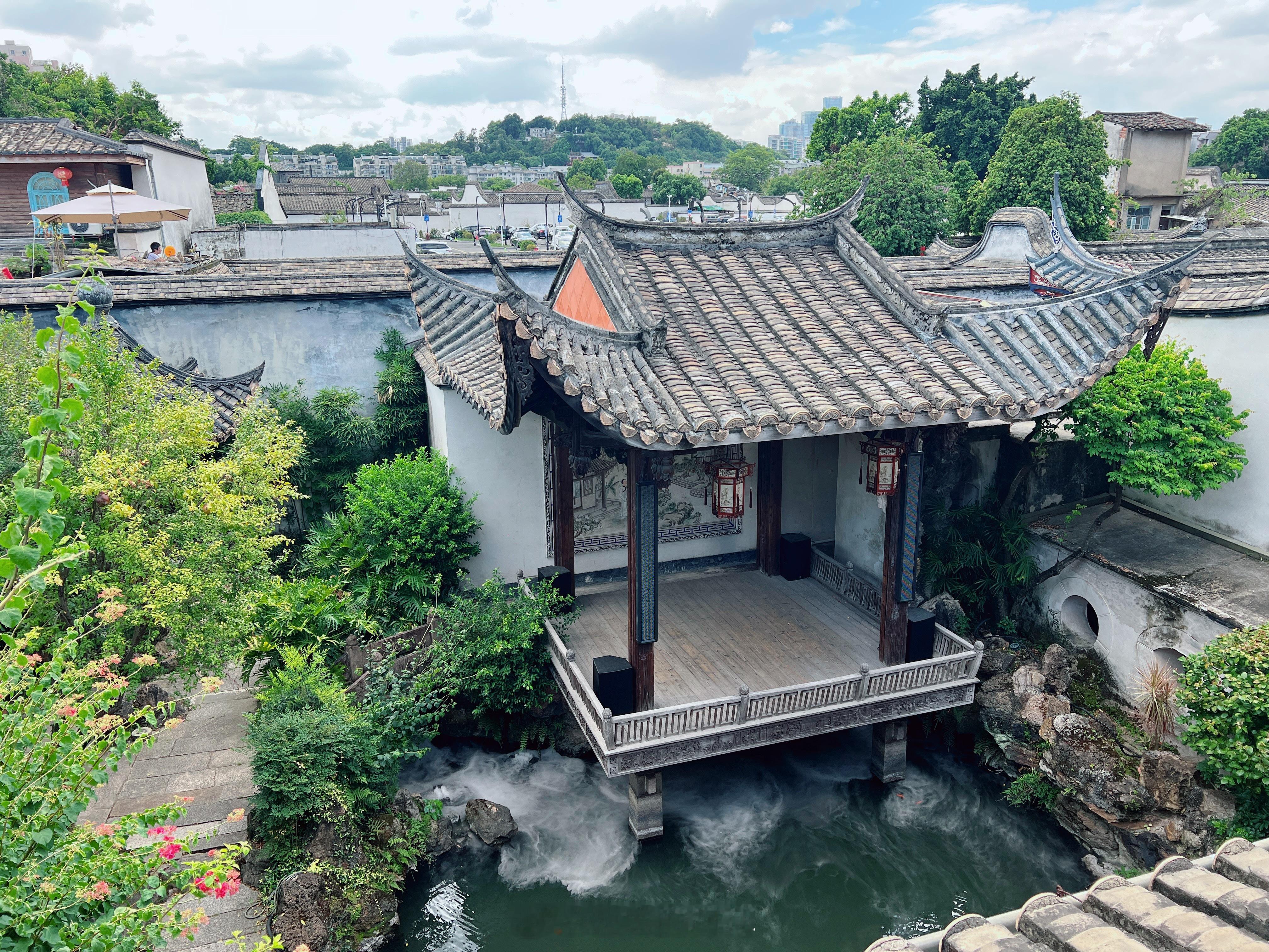 邂逅福州，那是三坊七巷的白墙黛瓦，仕途显赫的进士第一城；那是烟台山的万国风情，五