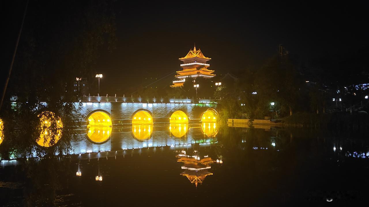 雨后的小城夜景。凉风习习，灯光璀璨。