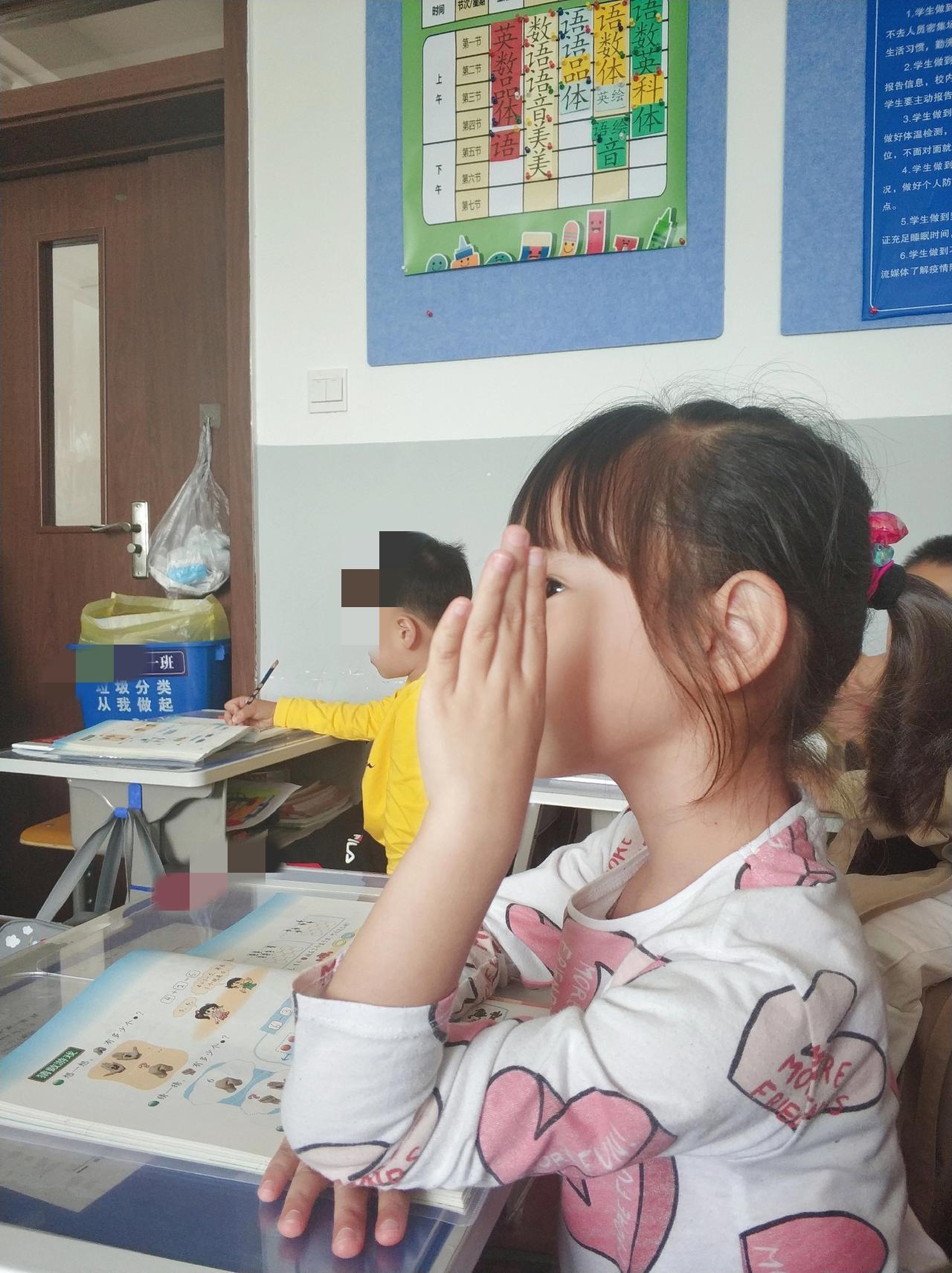 Yaya上周就跟我说，明天是家长开放日，那时候我就说，今年我就不去了[皱眉]之后