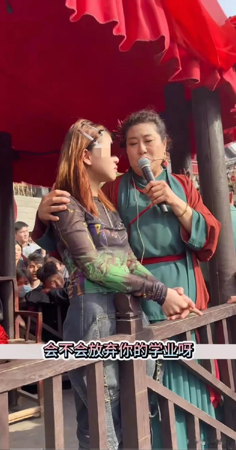 开封王婆火了，每天都有成千上万的摄像头对着直播，这是一个危险的信号，自媒体正在摧