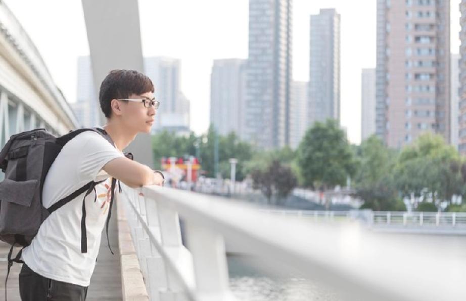 昨天晚上好友的大外孙，从武汉坐飞机回来了。
          说是放暑假了，我