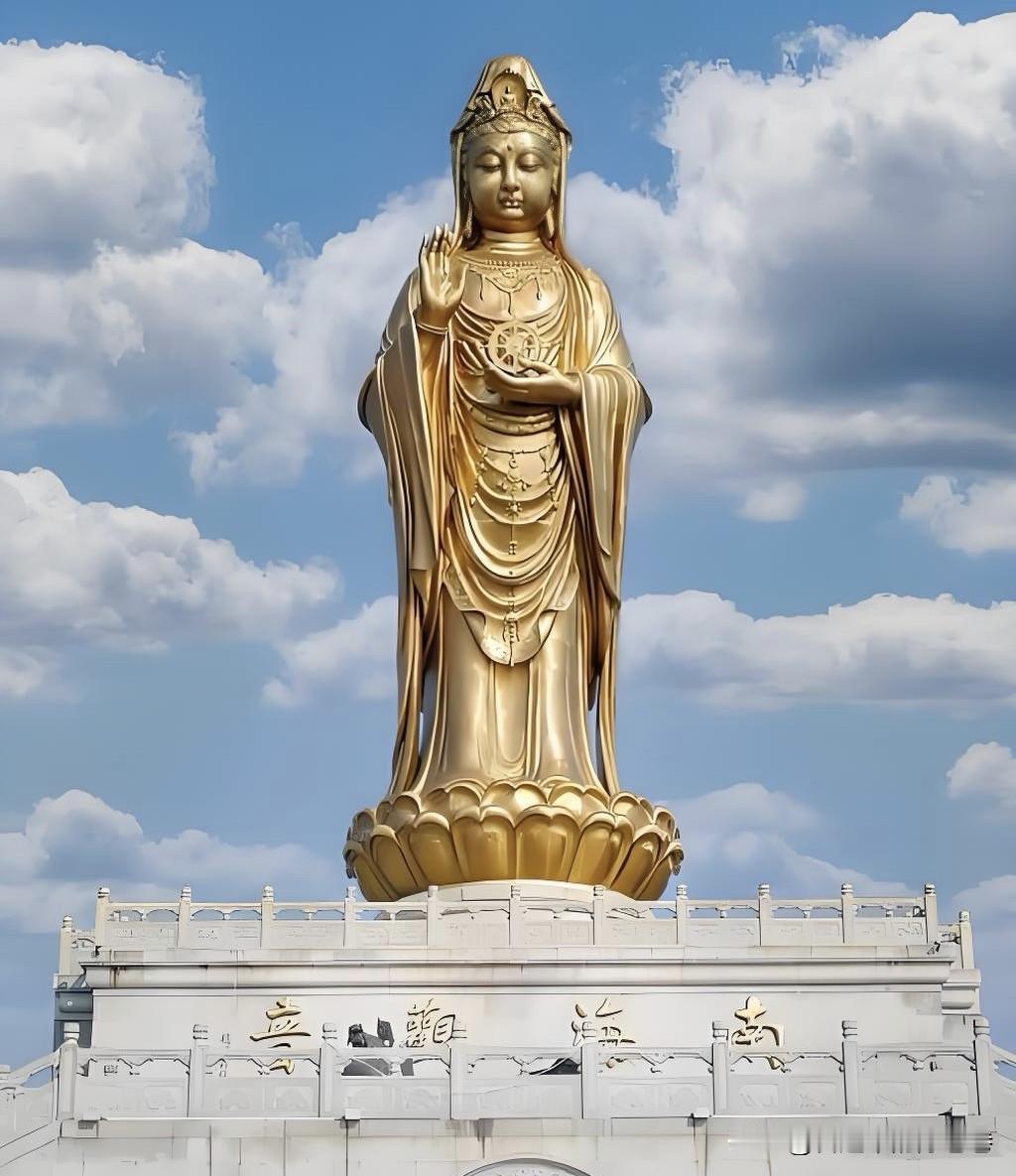 “民间有一个说法：台风每次经过舟山，都会被南海观音挡回去。”

“有人说，这是巧
