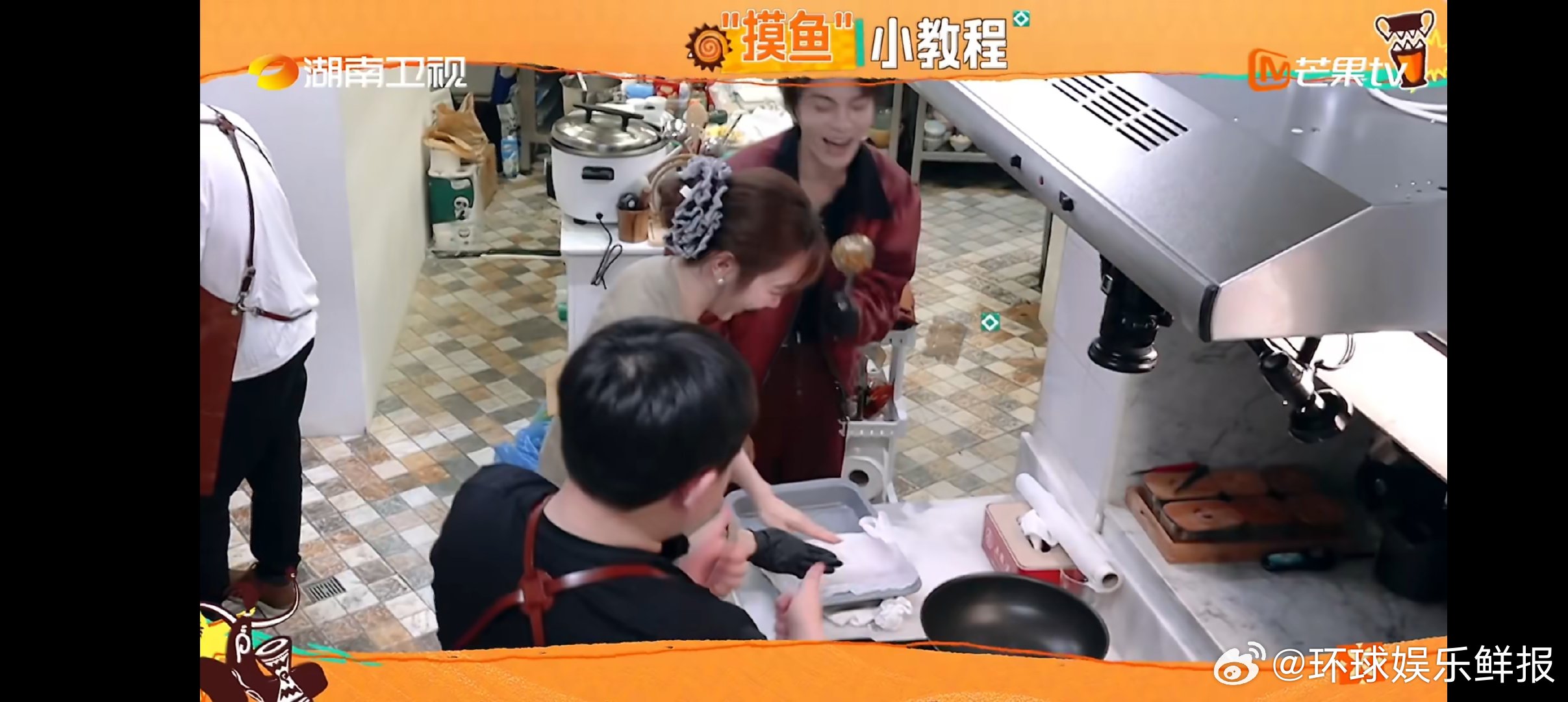 丁禹兮张百乔演“空气搬运”时，手速快得能发电，看似勤劳实则摆烂，喜剧效果直接拉满