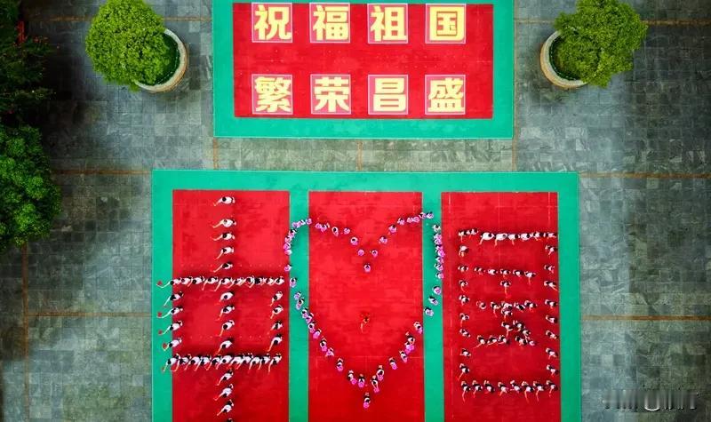 《歌唱祖国》这首歌的感染力简直无敌。每次听到那激昂的旋律，爱国之情便在心中熊熊燃