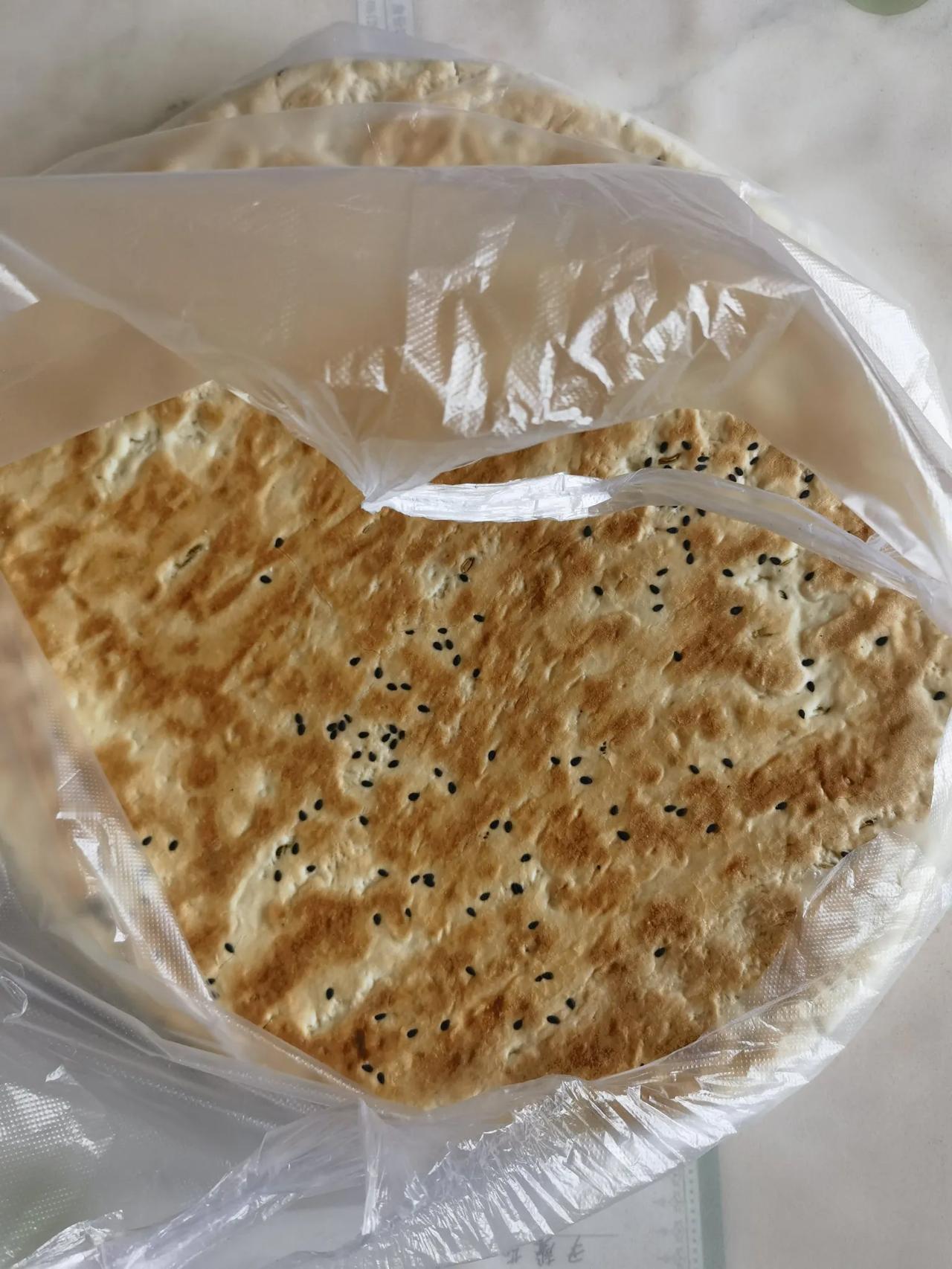 今天在外面路过，看到这个不错，买了一个，陕西锅盔，10元。不知道味道正宗不正宗，