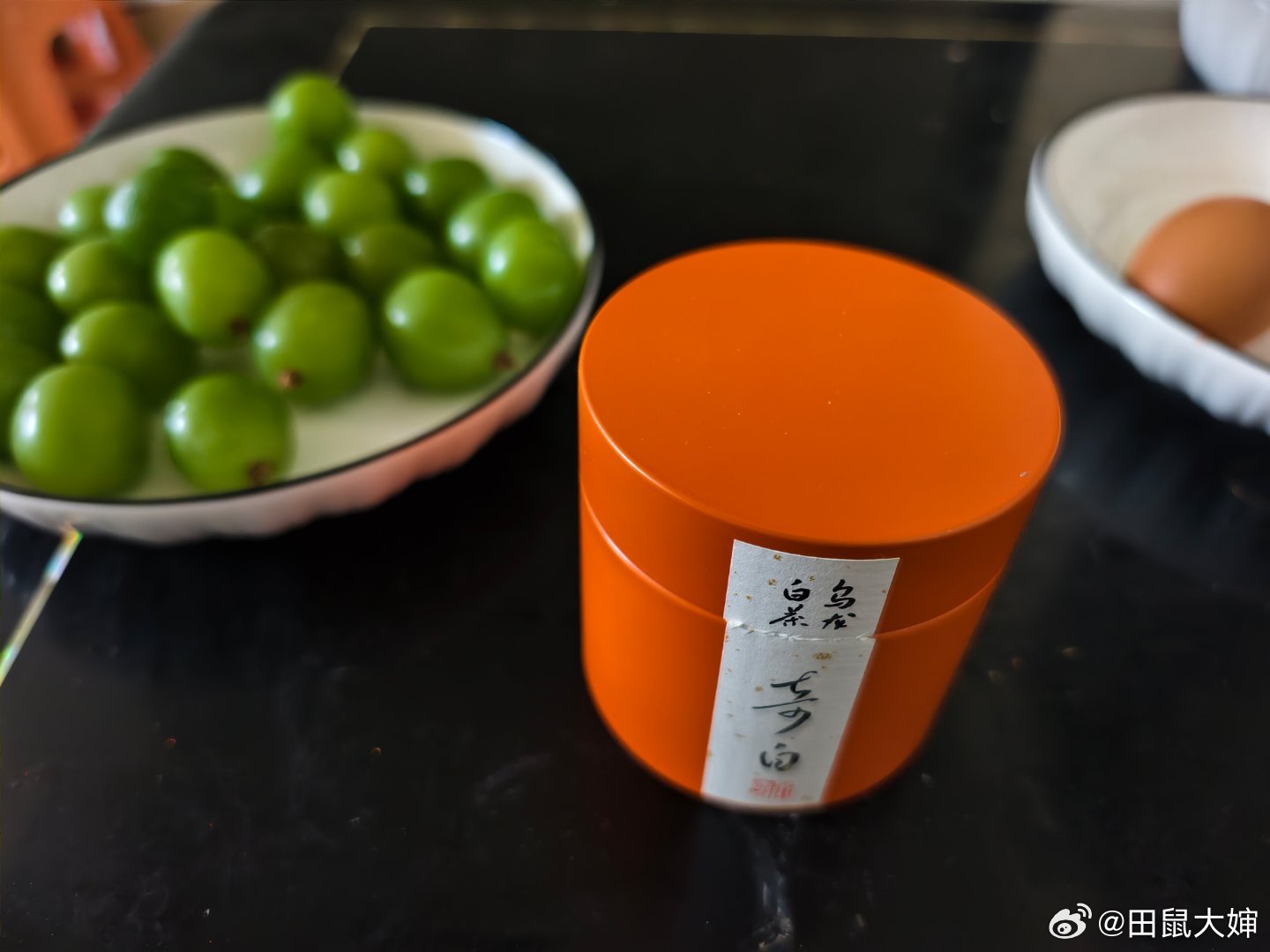 闷的时候，我会找好看的颜色，或吃，或赏，或玩，都行，夏天真好，五彩缤纷。在医院，