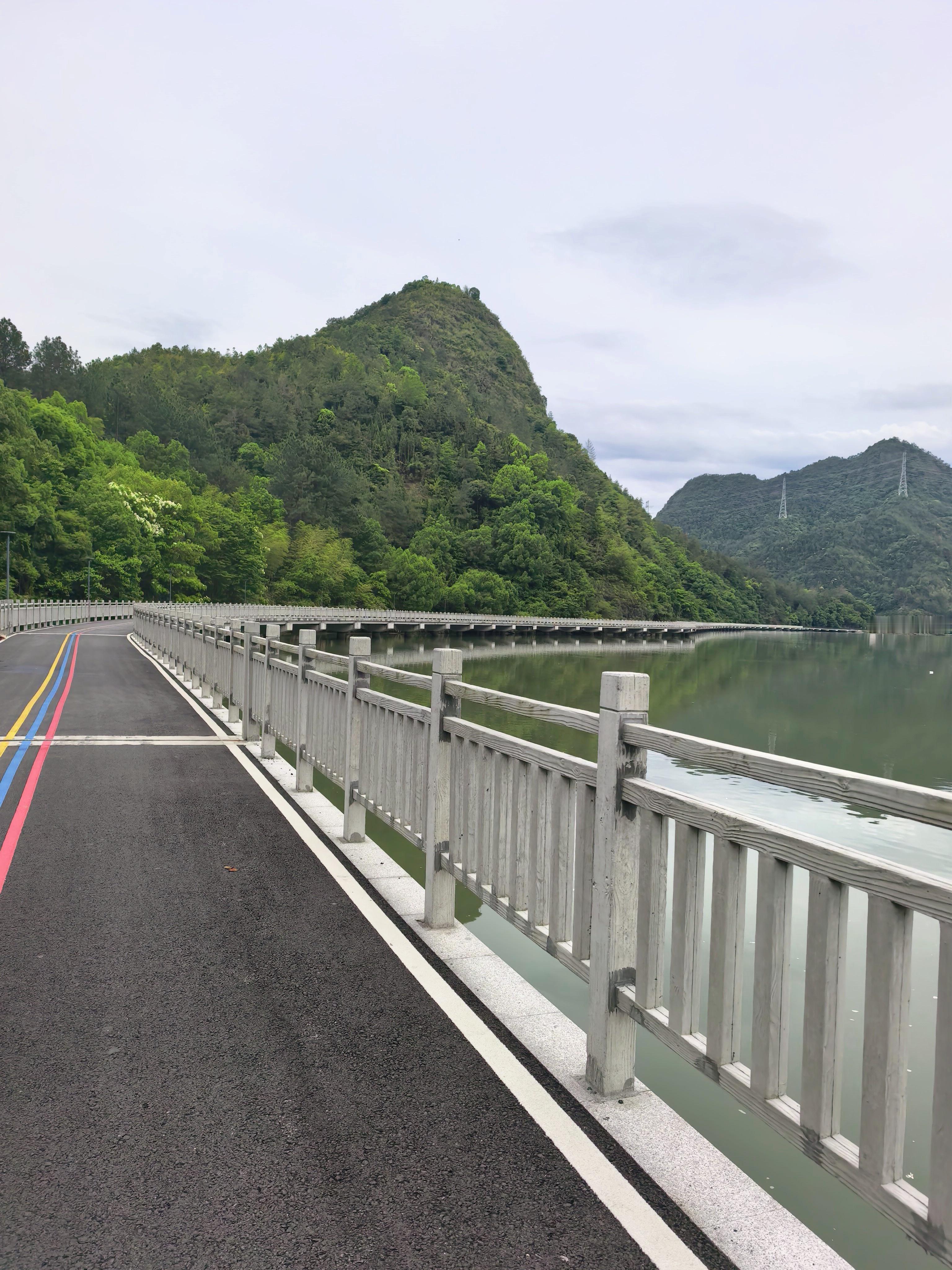 虽然周末只有一天，但还是要骑骑车🚴🏻♀️到户外吹自然风，看自然美景，又可以感