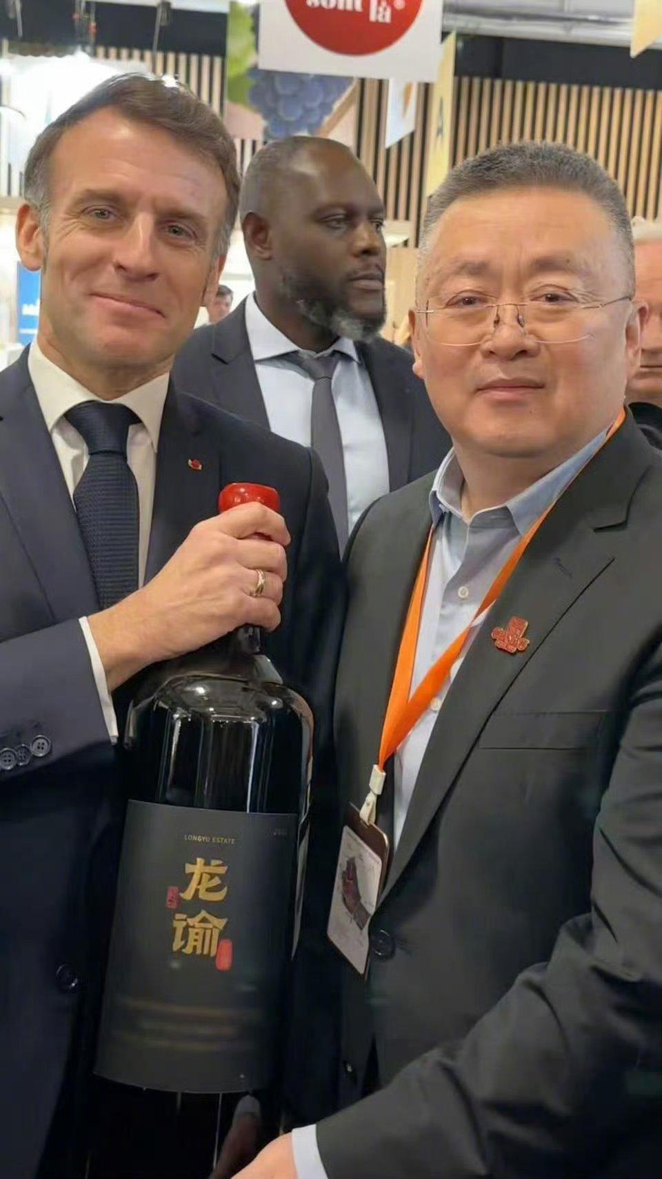 拿了这么大一瓶酒，笑的也挺真诚马克龙获赠中国龙谕