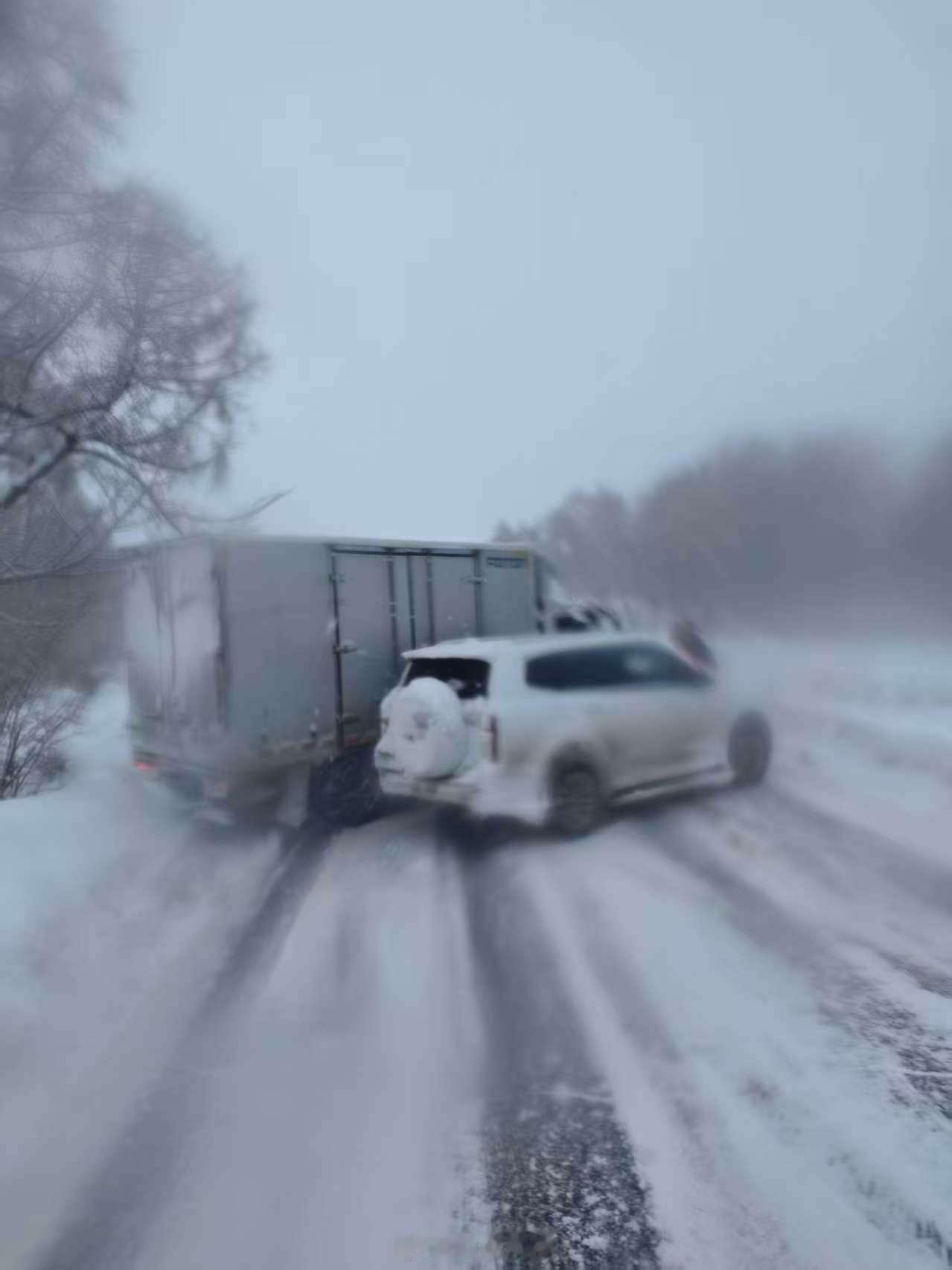 又租了台车继续没完成的禾木自驾，结果前方雪友传来报道，路上冰太多了，到处都是撞车