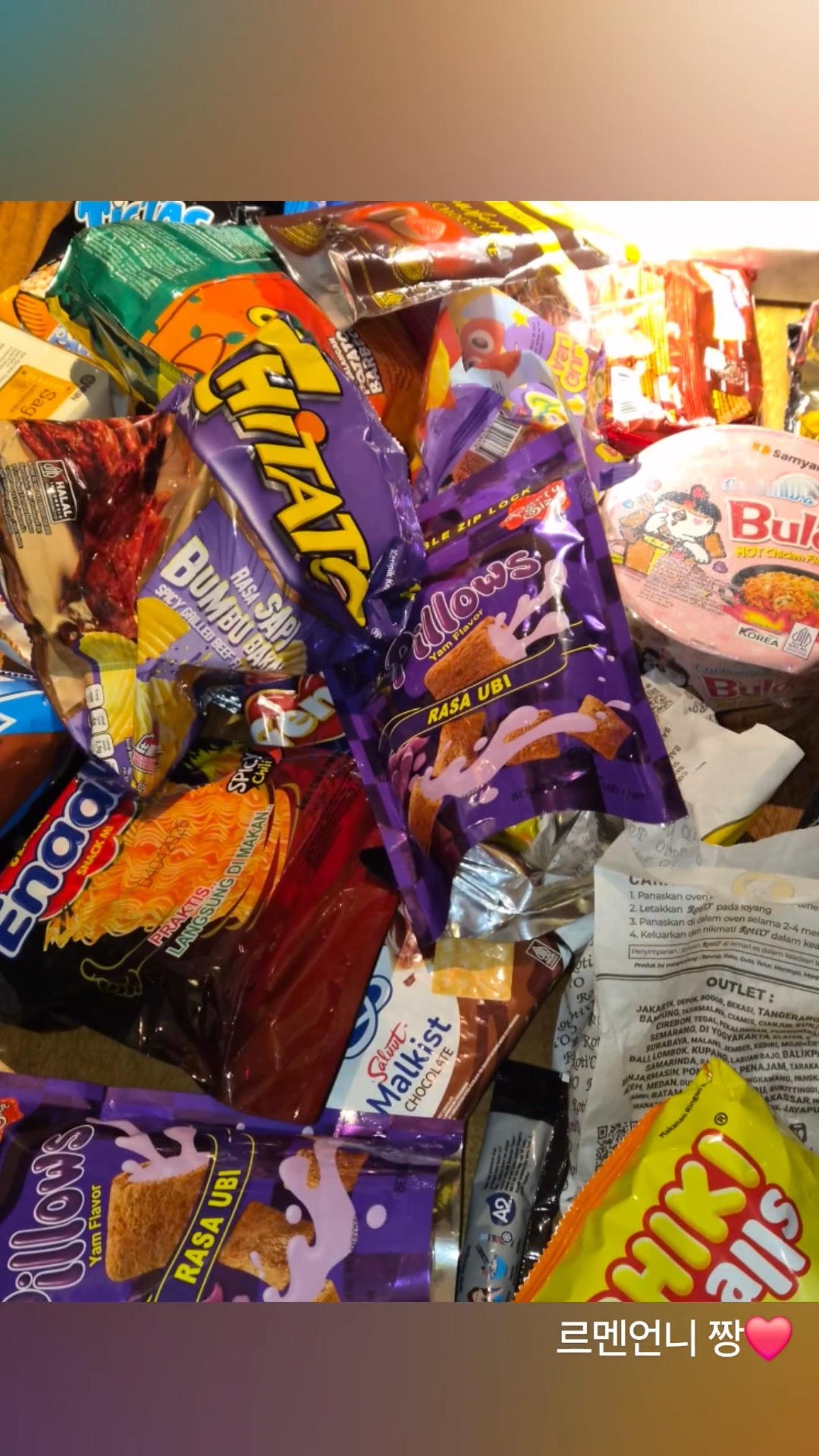 YUHA wvs moment💕Carmen姐姐最棒啦一堆小零食🤲🏻🍫 