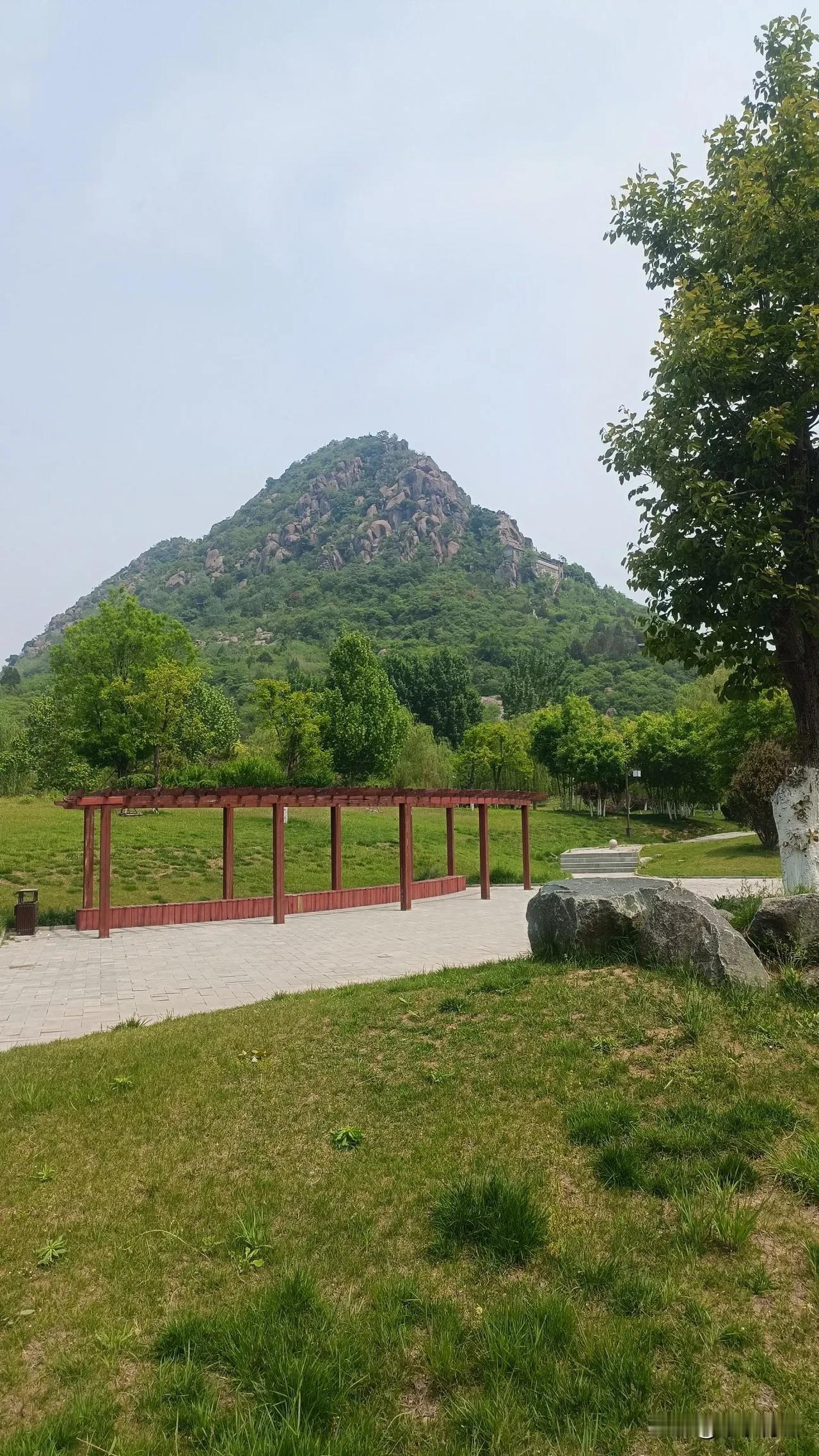 济南华山游有感
 
孤峰拔地出尘寰，翠影浮空映碧湾。
太白题诗凝秀色，松雪泼墨写