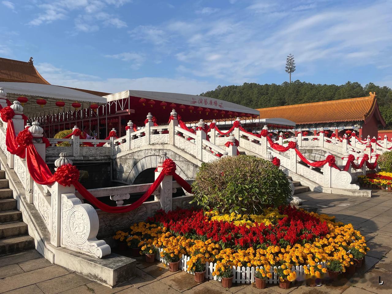 佛山南海影视城成了年味的海洋。踏入其中，古色古香的建筑被红灯笼、中国结装点，满是