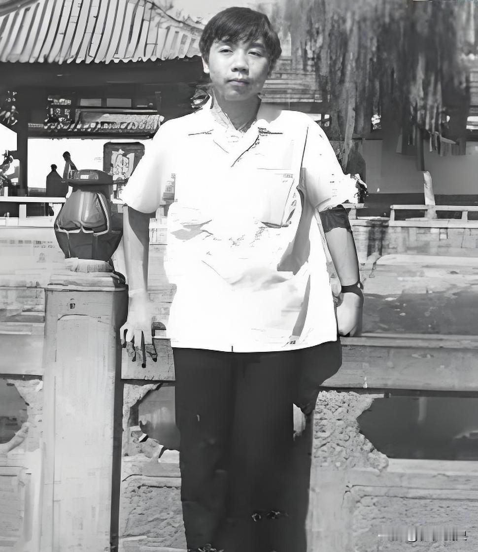 一个中国人，站在日本靖国神厕面前，对着镜头说道:“中国出身的我，站在这里很光荣”