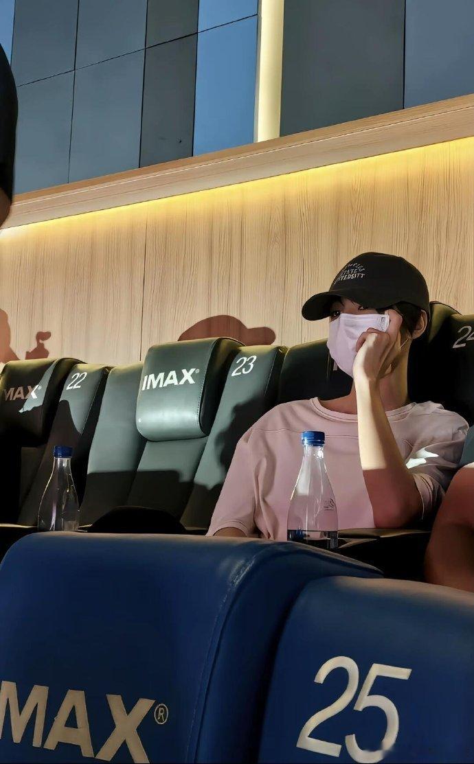 王俊凯怎么瘦成这样了 首映礼上戴口罩的样子，光看身形就觉得比以前单薄好多，是在为