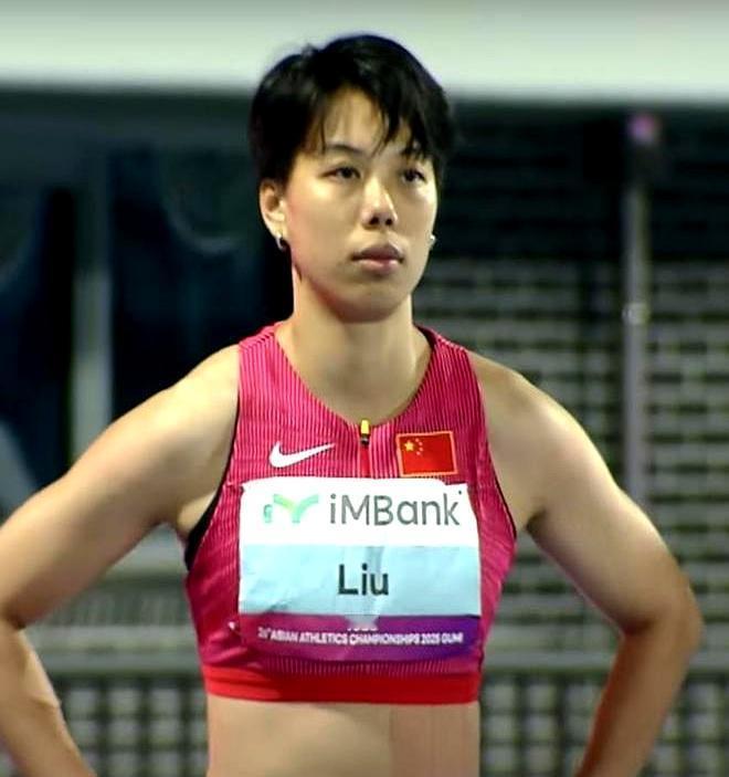 文章聚焦女子跨栏比赛，对比了两位运动员。
 

一个是赛前被看好的武燕妮，性格张