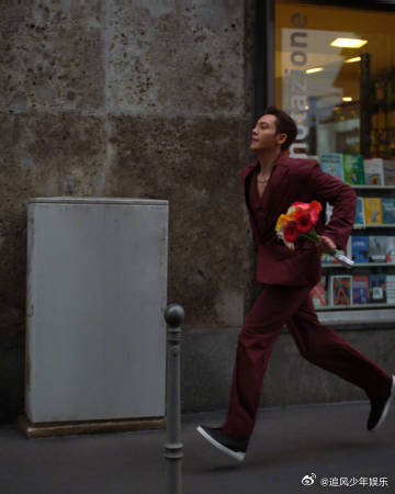 陈伟霆大冷天愿意为我这样 在这个冷得让人瑟瑟发抖的天气里，他的红西装宛如一股热情