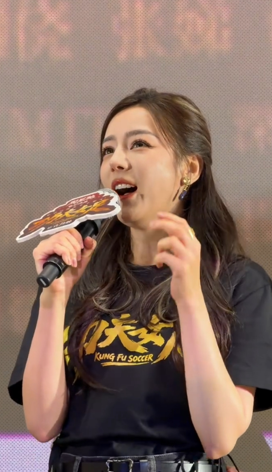 迪丽热巴说让观众笑就足够了 路演时分享悄悄去影院的经历，坐在人群里听大家跟着剧情