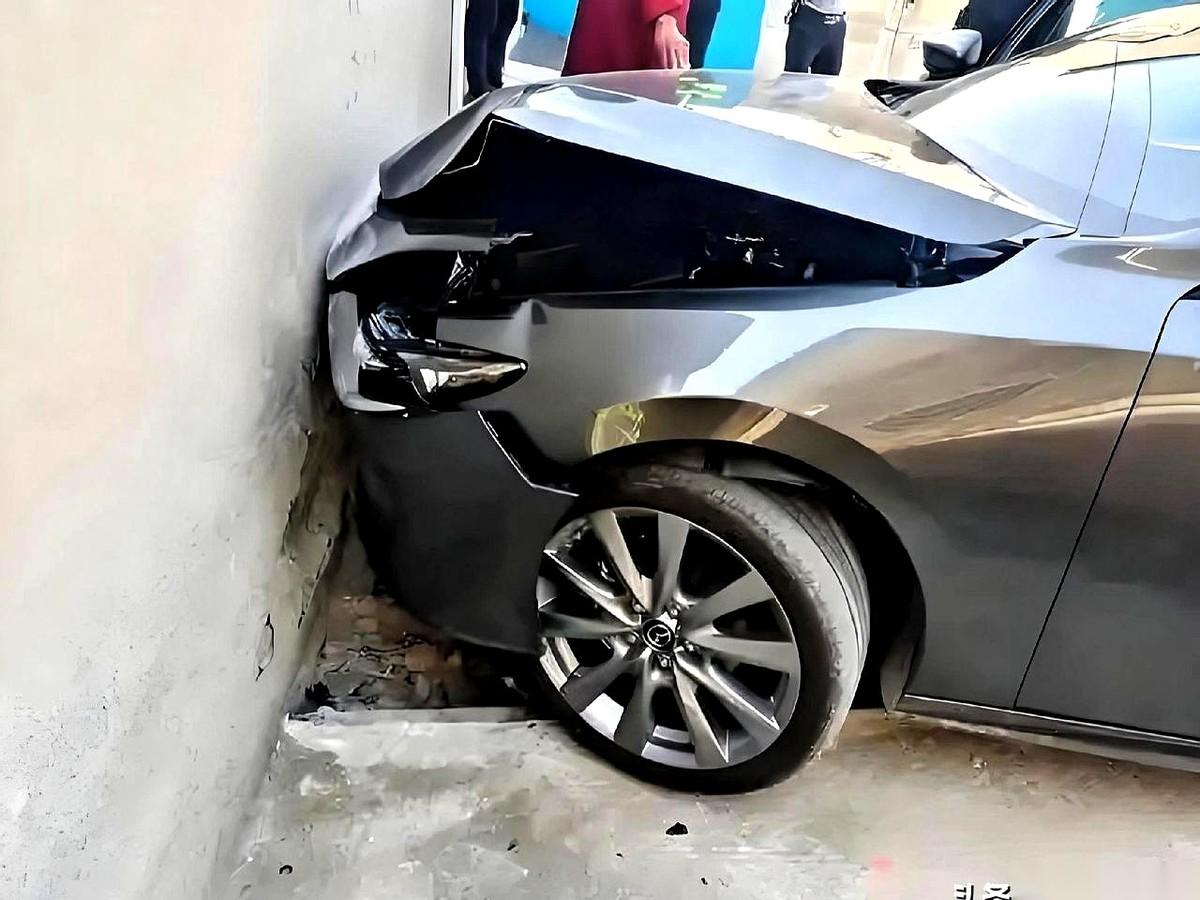 深夜，朋友开着他的路虎，一头闷在墙上。
俩人下车，手机电筒照了照，摆摆手：嗨，多