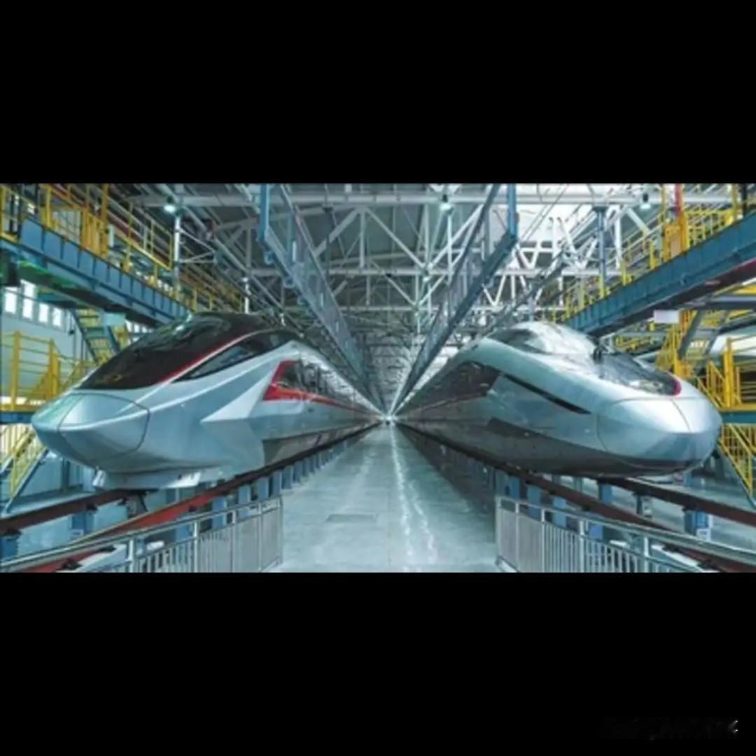 近期，中国CR450动车组样车在测试中以惊人的单列时速453公里刷新了记录。这一