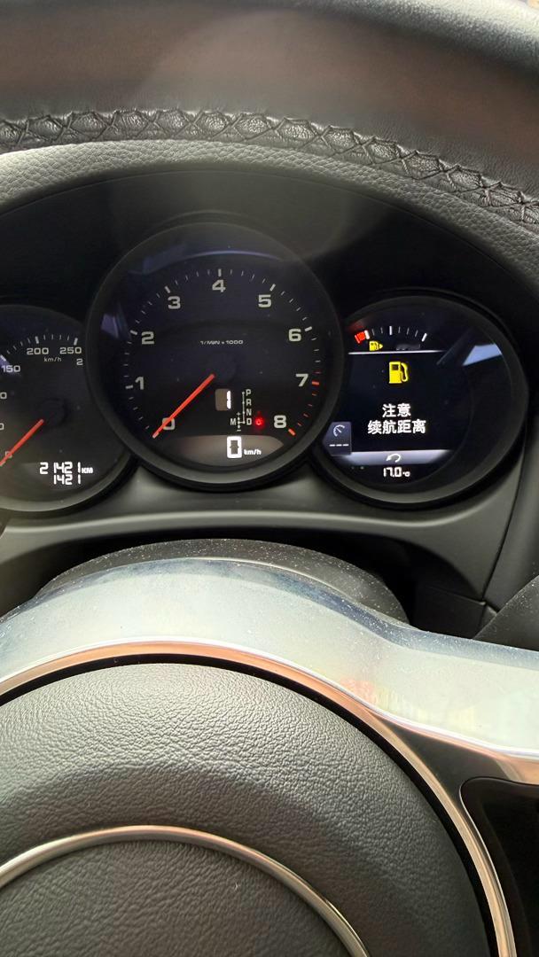 赶紧去加油，前面显示八十多公里，没一会变63了，我有油表焦虑症 