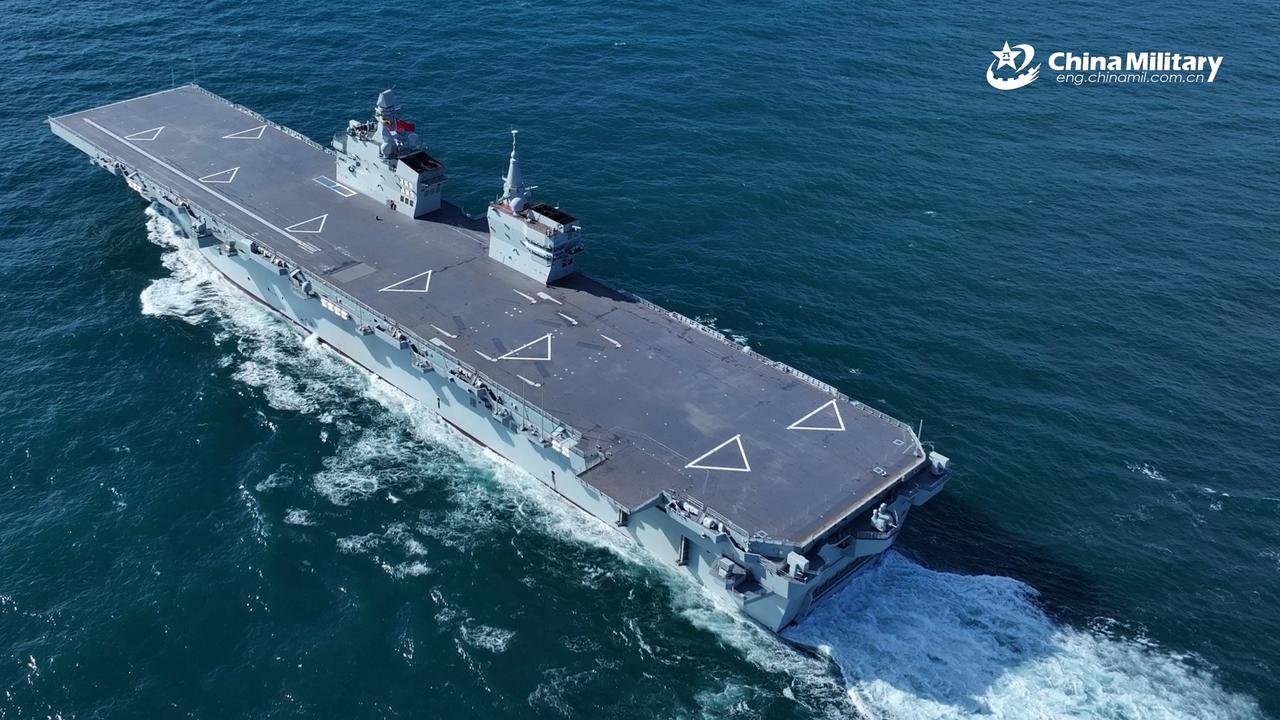 蓝星头一份，中国军工的独创，带有电磁弹射的076型两栖攻击舰首舰四川舰估计很快第