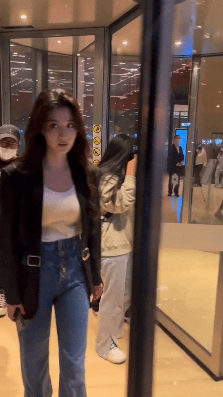 一闪而过的超绝大美女王楚然！