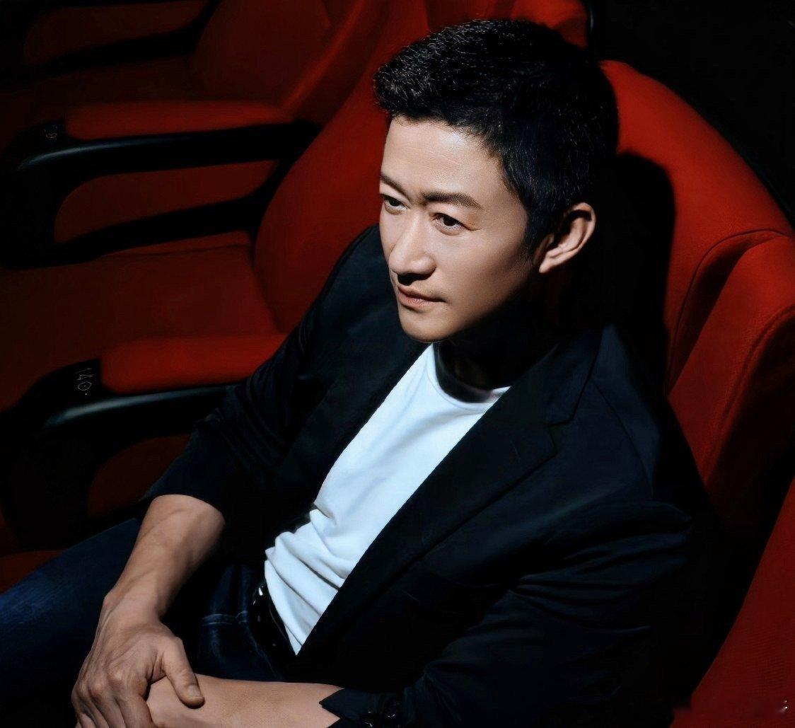 吴京戏里戏外都挺刀马 刀马可以为了小七不要命，吴京可以为了帮人不留名。他在自然灾